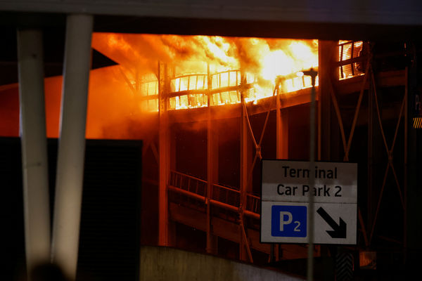 ▲▼英國倫敦盧頓機場（Luton Airport）停車場10日晚間大火，燒毀逾千輛車，警方公布起火原因。（圖／路透）