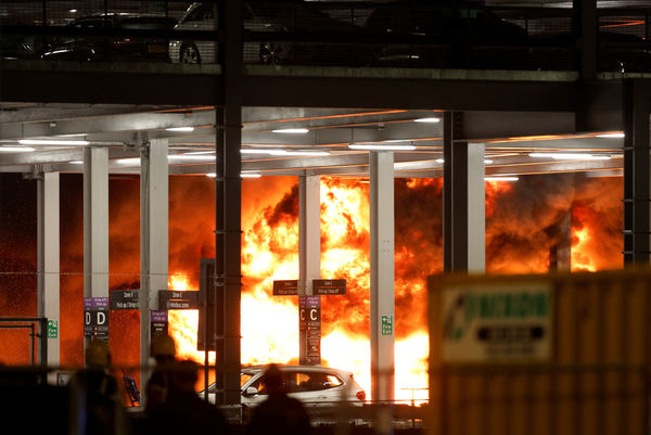 ▲▼英國倫敦盧頓機場（Luton Airport）停車場10日晚間大火，燒毀逾千輛車，警方公布起火原因。（圖／路透）