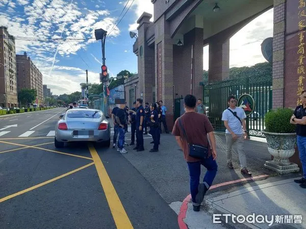 ▲▼紅髮高職生被說像「櫻木花道」開打　刺青包手爸開賓利到學校找人。（圖／記者陸運陞翻攝）