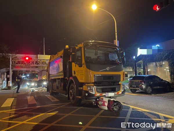 ▲▼快訊／宜蘭垃圾車與機車發生碰撞　女騎士臟器外露亡。（圖／記者游芳男翻攝）