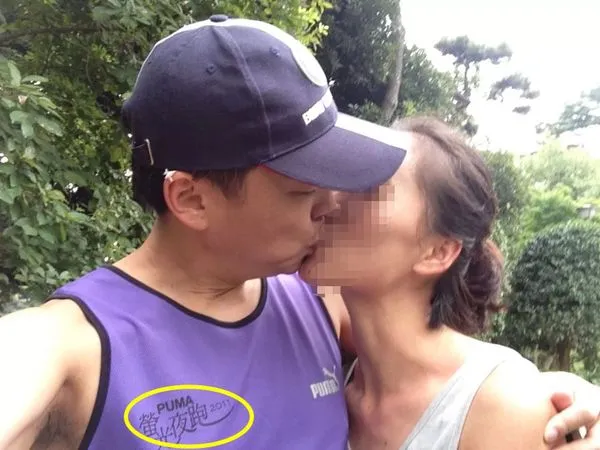 趙天麟爆出多張與女性友人的親暱合照，身上穿的路跑衣寫著2011年，證明這是發生在趙天麟婚後。（讀者提供）