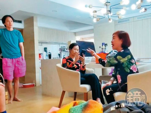 張秀琬（右）擅闖安晨妤家中時，在安家聚會的藝人黃鐙輝（左）也在現場目睹一切。（安晨妤提供）