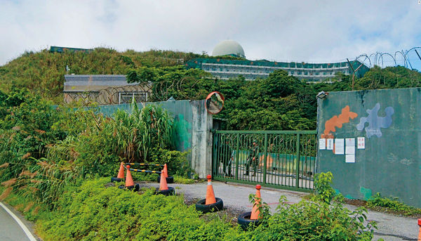 花蓮賀田山雷達站是東台灣重要的軍事單位，營區大門由憲兵負責警衛。（翻攝Google Maps）