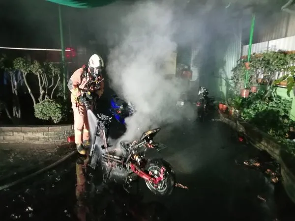 ▲北斗一間電鍍廠發生６輛電動機車火警。（圖／記者唐詠絮翻攝）