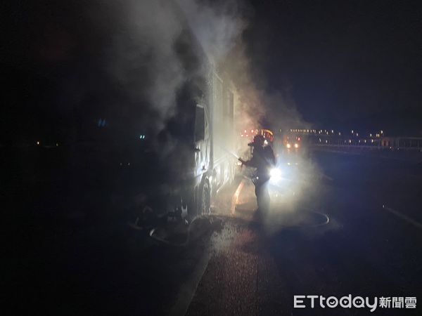 ▲▼國一南下三義路段24日清晨大貨車火警，500萬元拖車頭燒成廢鐵。（圖／記者蔡文淵翻攝）