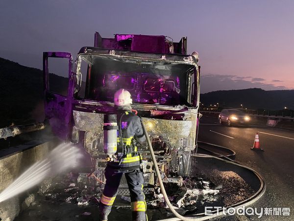 ▲▼國一南下三義路段24日清晨大貨車火警，500萬元拖車頭燒成廢鐵。（圖／記者蔡文淵翻攝）