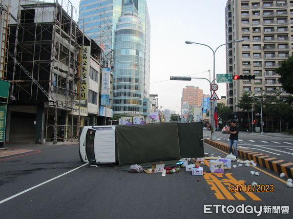 ▲▼台中水果商「S型搖晃」翻車！車斗大量百香果、芭樂散落。（圖／記者許權毅翻攝）