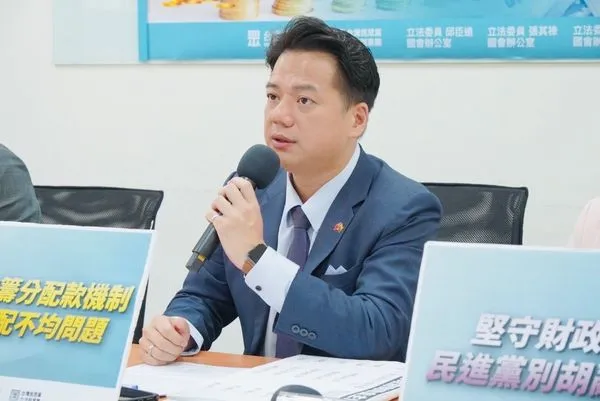 ▲邱臣遠24日出席民眾黨團記者會。（圖／民眾黨團提供）