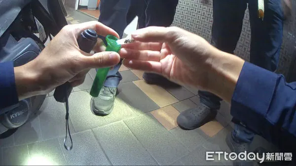 ▲▼新北男遇警盤查狂發抖…袋中「大麻塑膠管」露餡！他秒稱是撿來的 。（圖／記者戴上容翻攝）