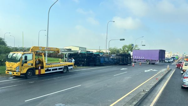 ▲台南市安定區安定交流道南下左轉往善化方向，1部油罐車疑操作不當翻覆而占用慢車道，善化分局安定所據報派員指揮疏導交通。（圖／翻攝自記者爆料網，下同）