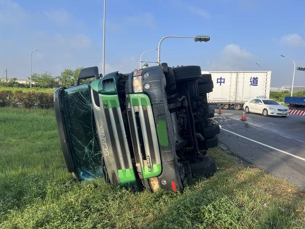 ▲台南市安定區安定交流道南下左轉往善化方向，1部油罐車疑操作不當翻覆而占用慢車道，善化分局安定所據報派員指揮疏導交通。（圖／翻攝自記者爆料網，下同）