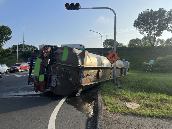 ▲台南市安定區安定交流道南下左轉往善化方向，1部油罐車疑操作不當翻覆而占用慢車道，善化分局安定所據報派員指揮疏導交通。（圖／翻攝自記者爆料網，下同）