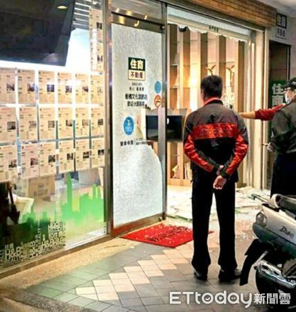 ▲▼鄭同學的爸爸過去是四海幫堂主，這次兒子出事，氣的他率眾開賓利到學校找人             。（圖／記者戴上容翻攝）