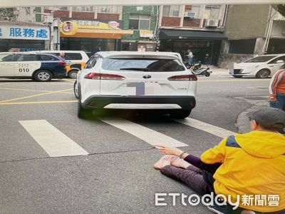 婦走行人道！被倒車自小客撞飛慘死！　男駕駛喊冤：雷達沒響