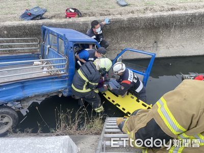 屏東2車擦撞！貨車飛落3米深排水溝　女「左手骨折」受困車內