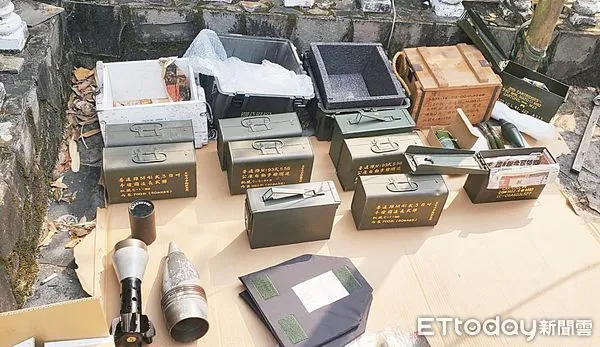 桃園檢調偵辦海軍陸戰隊疑似盜賣軍品刺針飛彈發射筒案，檢方昨天複訊後向桃園地院聲押4名軍士官，由於本案相當敏感，檢調對此均三緘其口不願透露相關案情，但據指出，這批軍品疑似與今年3月檢警偵辦龜山區民宅查獲羅姓男子擁有大批軍火案相同來源，桃園檢方今天不願證實，但強調仍在釐清中。