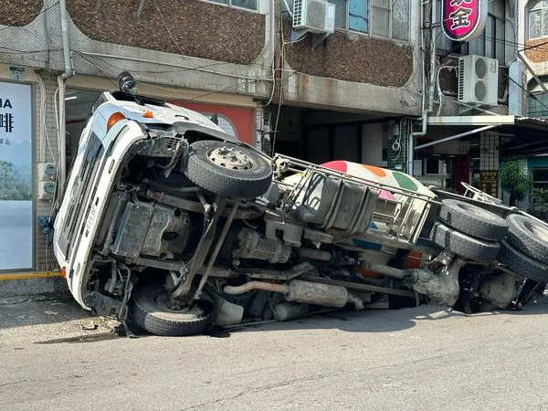 ▲▼高雄大寮驚見天坑吞車。（圖／民眾提供）