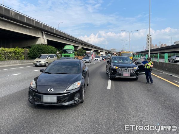 ▲▼國1三重路段3車追撞！1車翻肚　防眩板撞毀             。（圖／記者戴上容翻攝）