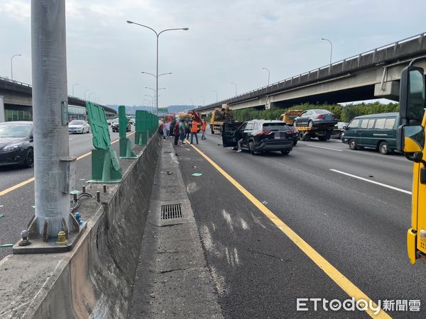 ▲▼國1三重路段3車追撞！1車翻肚　防眩板撞毀             。（圖／記者戴上容翻攝）