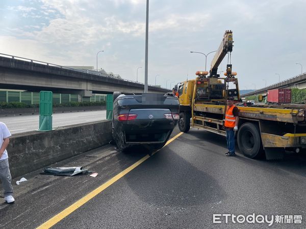 ▲▼國1三重路段3車追撞！1車翻肚　防眩板撞毀             。（圖／記者戴上容翻攝）