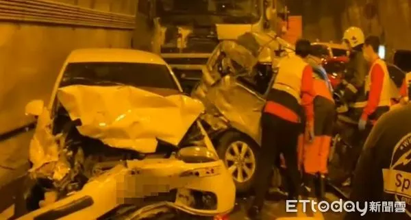 ▲▼砂石車昨在新澳隧道發生追撞重大事故。（圖／記者游芳男翻攝）