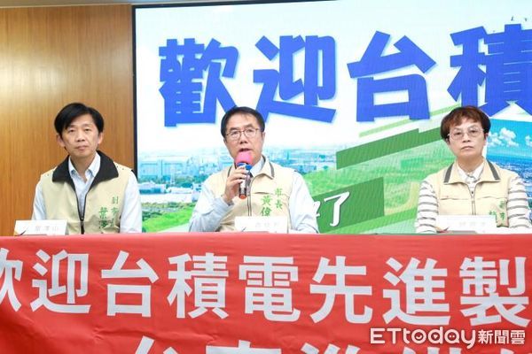 ▲台南市長黃偉哲率領市府團隊一級首長，向外界說明台南最適合台積電先進製程廠進駐之六大理由，並宣示全力爭取台積電最先進製程的產業聚落在台南。（圖／記者林東良翻攝，下同）