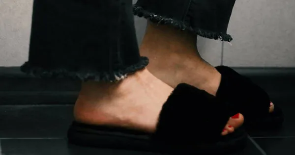 一名女網友穿涼鞋見客戶，卻遭老闆當作教材警惕公司同事，讓他相當尷尬。（示意圖／Pexels）