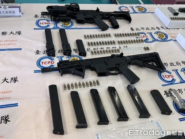 ▲桃園地檢署日前偵辦四海幫鍾姓堂主擁有45支等長短槍與大批彈藥案，今天桃院裁定羈押並禁止接見與通信，圖為檢警查出大批槍械彈藥證物。（資料照片）