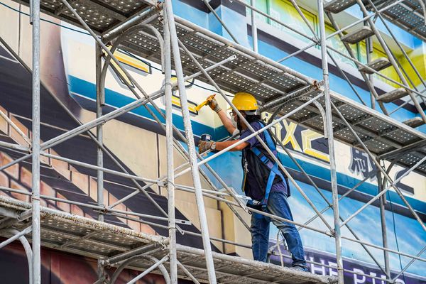 ▲▼駁二3D壁畫「車站」與「鋼鐵工人」地標翻新，由藝術家蘇家賢創作。（圖／高雄市文化局提供）