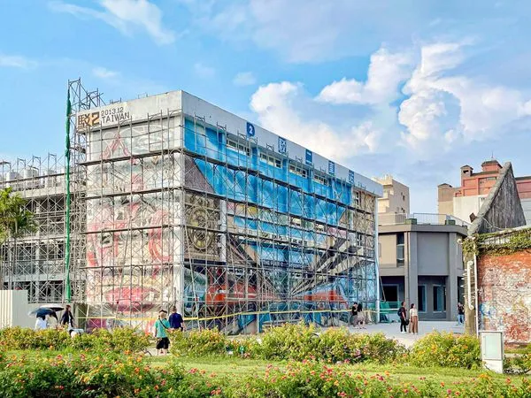 ▲▼駁二3D壁畫「車站」與「鋼鐵工人」地標翻新，由藝術家蘇家賢創作。（圖／高雄市文化局提供）