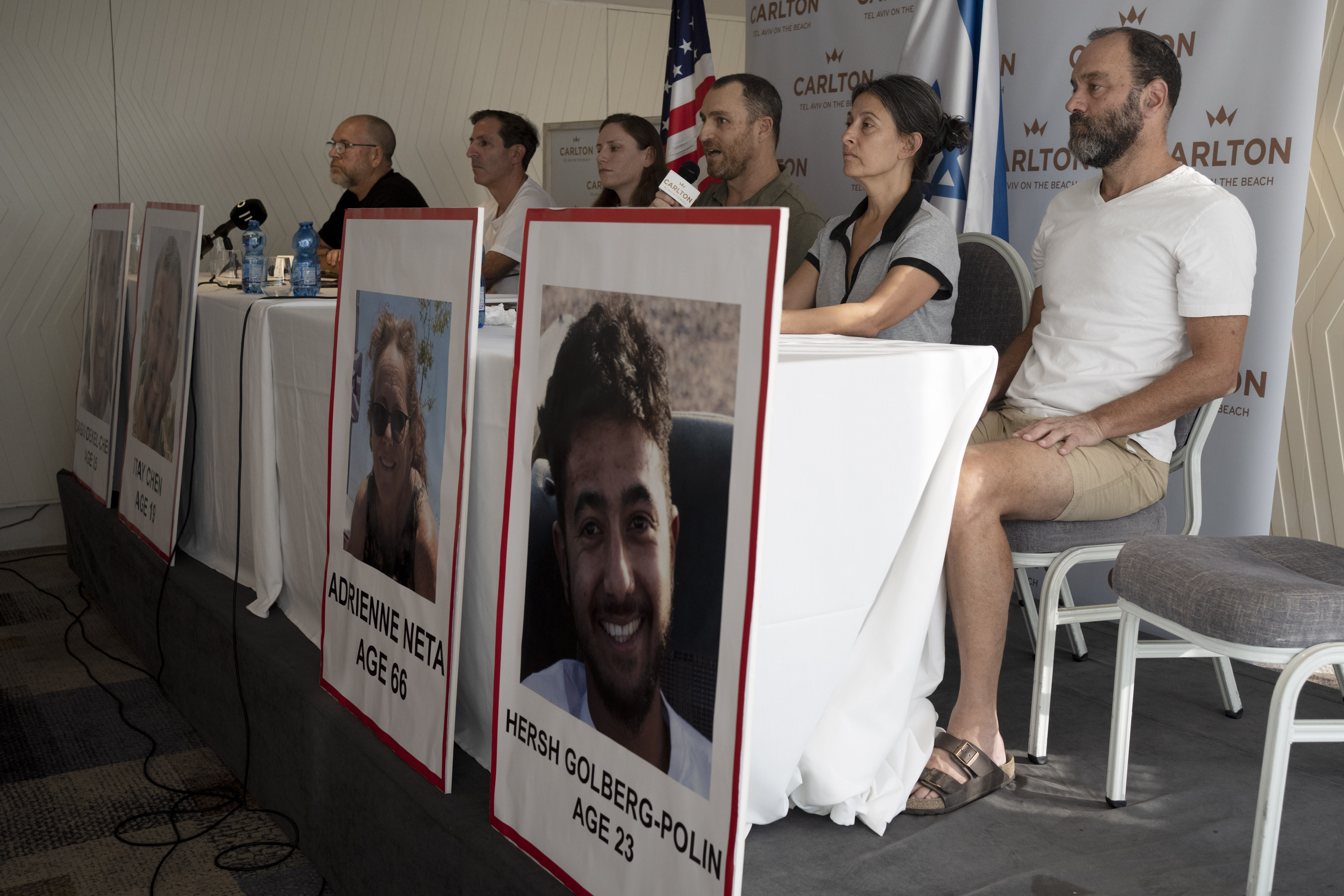 ▲▼赫什的父親波林和其他遭俘美國公民親屬，10日出席以色列特拉維夫一場記者會。（圖／達志影像／美聯社）