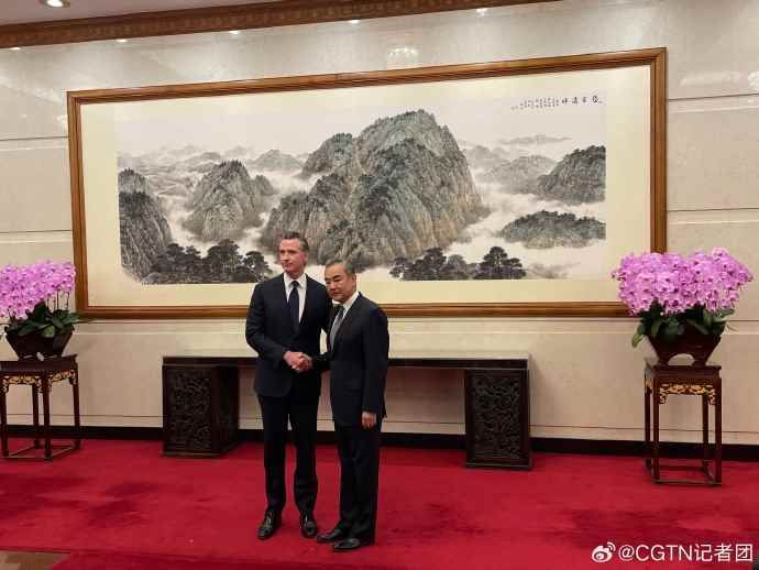 ▲王毅訪美前 在北京會見加州州長。（圖／翻攝自微博）