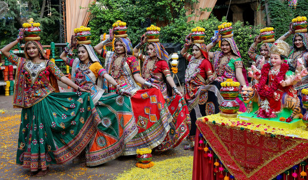 ▲▼印度表演者排練傳統民間舞蹈加爾巴舞（Garba）。（圖／路透）