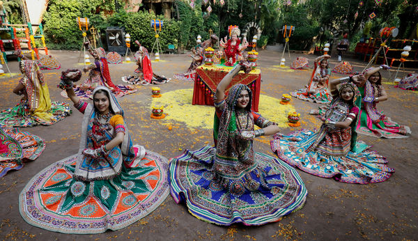 ▲▼印度表演者排練傳統民間舞蹈加爾巴舞（Garba）。（圖／路透）