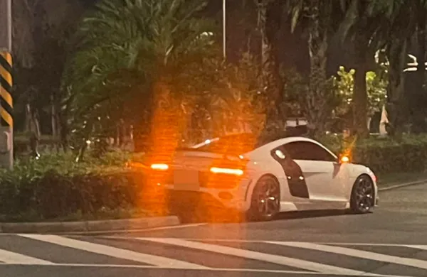 ▲▼淡水「千萬奧迪R8」晚上音浪炸街　下秒自撞安全島。（圖／翻攝臉書社團細說淡水）