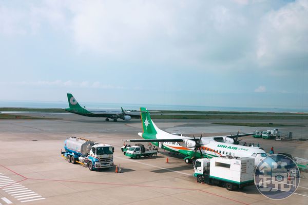 立榮航空最近加強行銷國旅專案，卻爆出營業部主管不倫女下屬的醜聞。