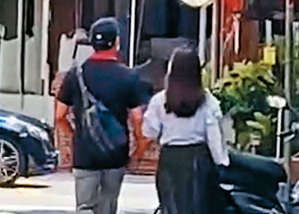 李繼唐（左）與女下屬（右）排同一天休假，手牽手穿梭在東區巷弄中。（讀者提供）