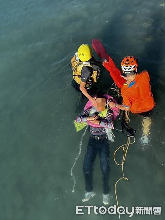 ▲▼ 淡水釣客不慎落水！單車民眾路過跳河搶救　他血氧過低急送醫            。（圖／記者戴上容翻攝）