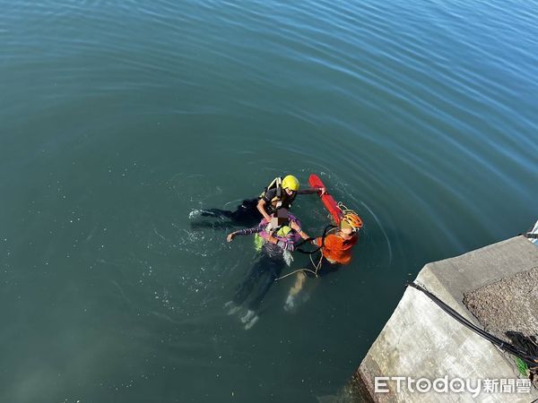 ▲▼ 淡水釣客不慎落水！單車民眾路過跳河搶救　他血氧過低急送醫            。（圖／記者戴上容翻攝）