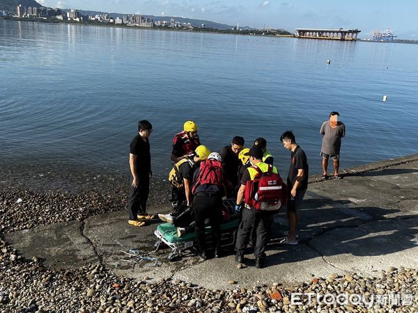 ▲▼ 淡水釣客不慎落水！單車民眾路過跳河搶救　他血氧過低急送醫            。（圖／記者戴上容翻攝）