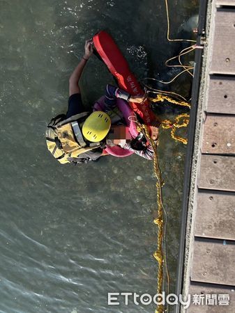 ▲▼ 淡水釣客不慎落水！單車民眾路過跳河搶救　他血氧過低急送醫            。（圖／記者戴上容翻攝）