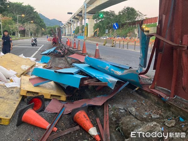 ▲▼ 拖板車衝進台北大學波及晨運民眾！1女遭車上白米滅頂慘骨折            。（圖／記者戴上容翻攝）