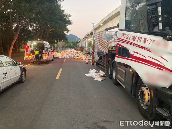 ▲▼ 拖板車衝進台北大學波及晨運民眾！1女遭車上白米滅頂慘骨折            。（圖／記者戴上容翻攝）