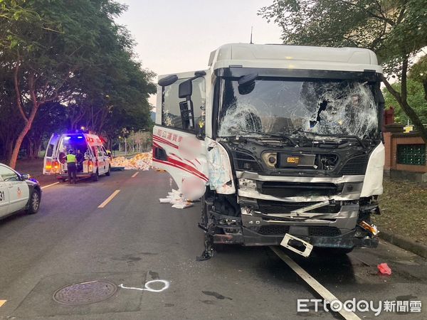 ▲▼ 拖板車衝進台北大學波及晨運民眾！1女遭車上白米滅頂慘骨折            。（圖／記者戴上容翻攝）