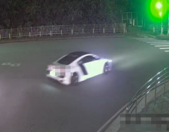 ▲▼ 淡水一輛要價千萬的奧迪R8跑車，24日自撞安全島。（圖／翻攝臉書社團細說淡水）   