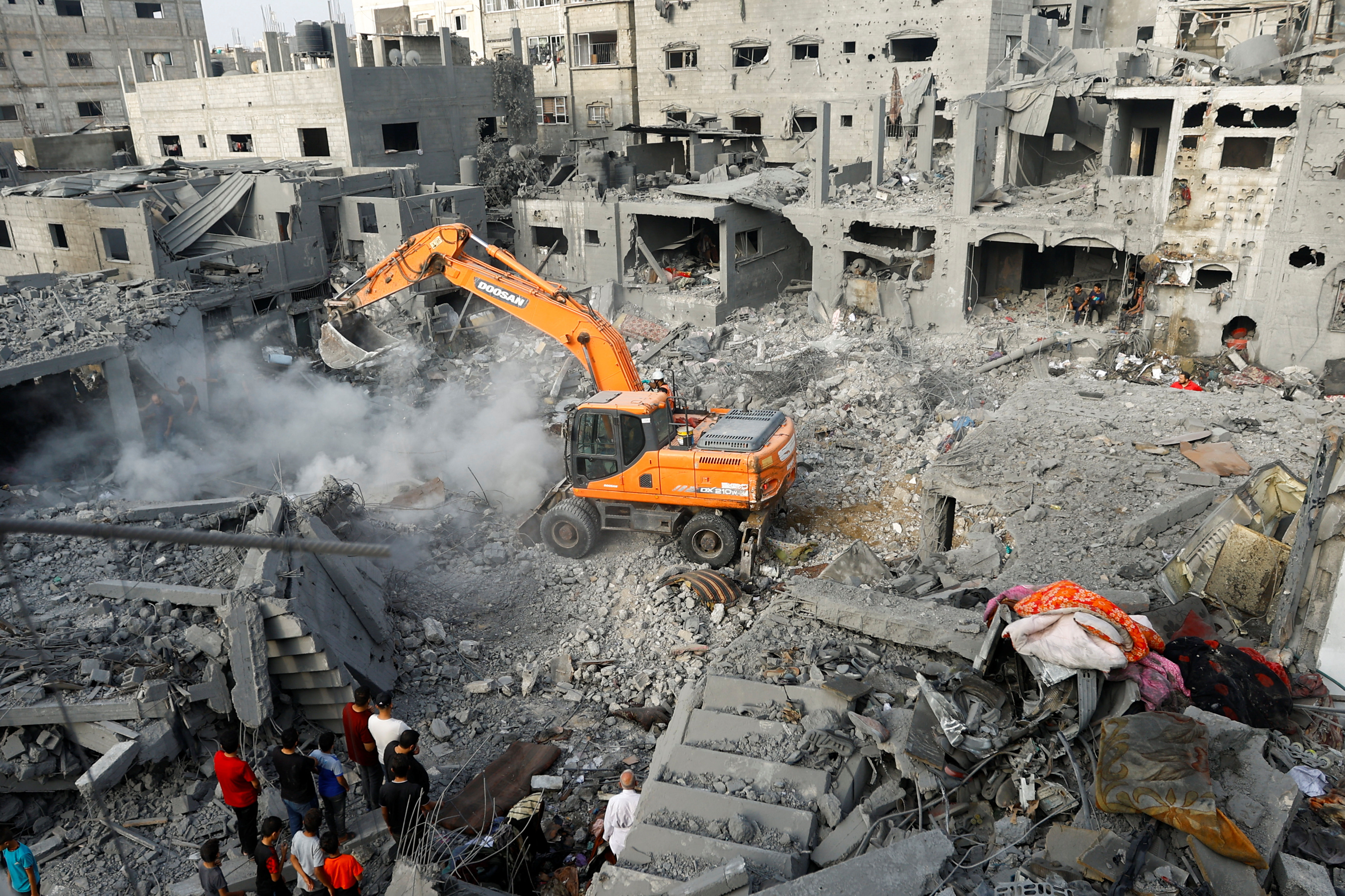 ▲▼加薩南部城市汗尤尼斯（Khan Younis）房屋遭以色列空襲。（圖／路透）
