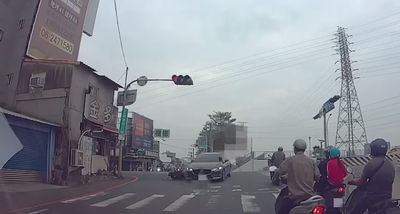 空翻3圈影片曝！台南汽機車相撞　27歲女騎士命危...ICU搶救中