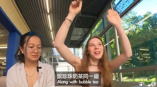 法國女高中生大讚花雕雞麵跟珍珠奶茶在同一級。（圖／翻攝Ku's dream酷的夢YouTube頻道）