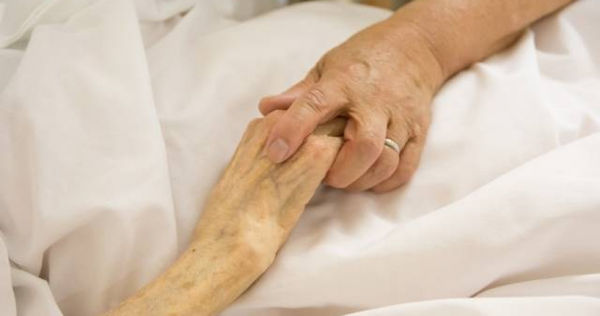 一名阿嬤留著最後一口氣，直到完成心願才放心離開。（示意圖／翻攝自photoAC）