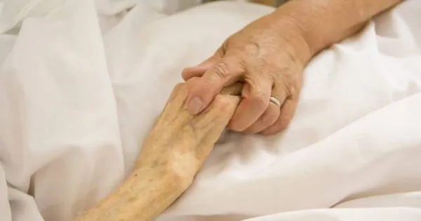 一名阿嬤留著最後一口氣，直到完成心願才放心離開。（示意圖／翻攝自photoAC）